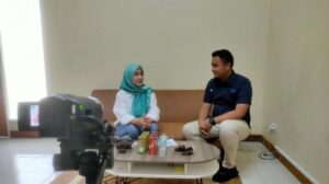 Calon Wakil Wali Kota Cirebon, Siti Farida Rosmawati saat podcast dengan Tribuncirebon.com