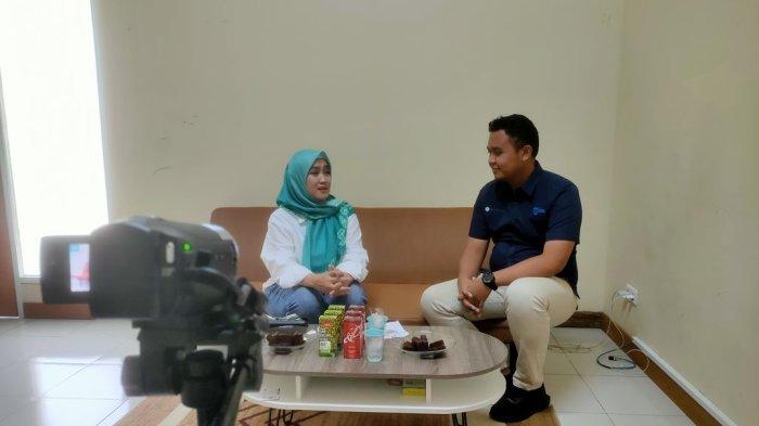 Calon Wakil Wali Kota Cirebon, Siti Farida Rosmawati saat podcast dengan Tribuncirebon.com
