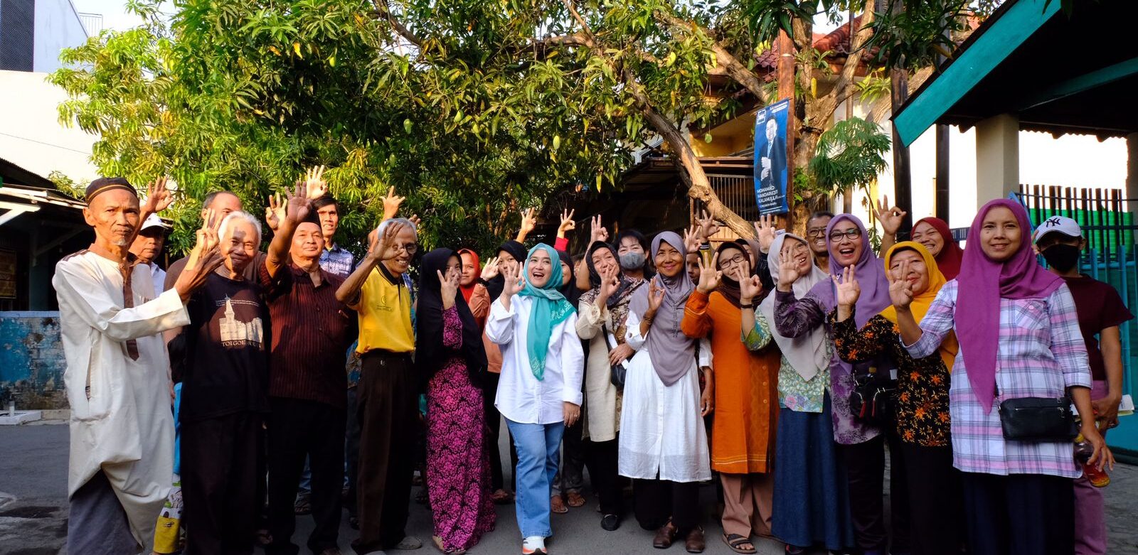 Siti Farida berkampanye melalui Program Sapa Warga di wilayah Kelurahan Larangan Kecamatan Harjamukti, Kamis (17/10/2024).